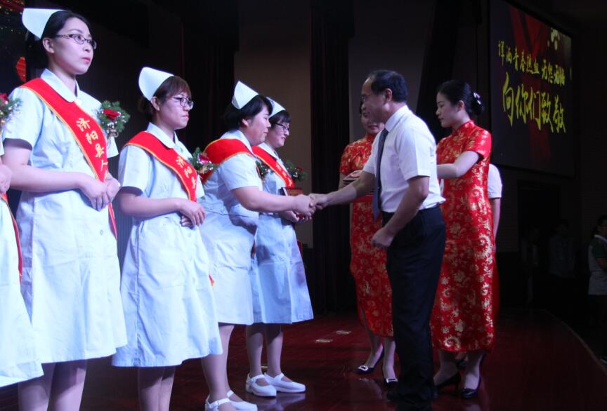优秀护士颁奖.jpg